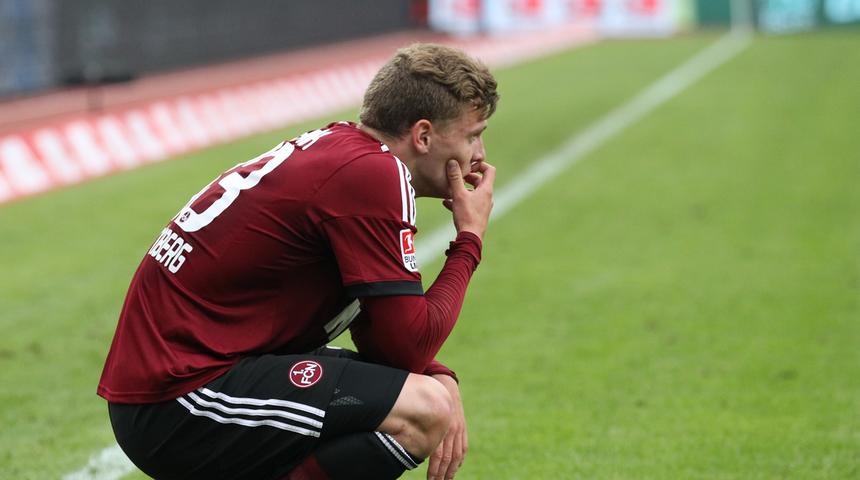 Er hat sich sein Debüt wohl anders vorgestellt. Tobias Pachonik muss gleich in seinem ersten Bundesliga-Spiel die ganze Grausamkeit des FCN-Seins spüren.