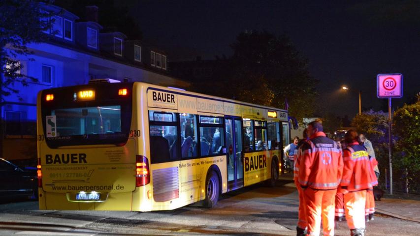 Die Rettungskräfte brachten die 44 Bewohner schließlich in einem von der VAG bereitgestellten Bus unter.