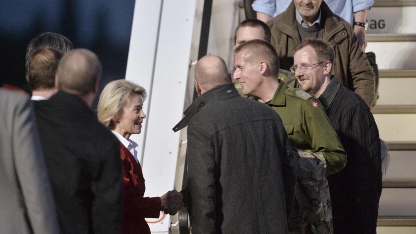 3. Mai Die prorussischen Separatisten haben die sieben festgehaltenen Geiseln frei gelassen . Die Militärinspekteure flogen anschließend nach Deutschland, wo sie von Verteidigungsministerin Ursula von der Leyen (CDU) begrüßt wurden.