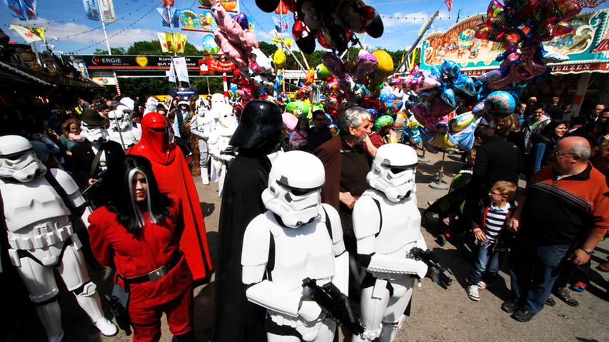 Der Stormtrooper links im Hintergrund versuchte die Besucher des Frühlingsfestes gar mit einem traditionellen Hut zu täuschen.