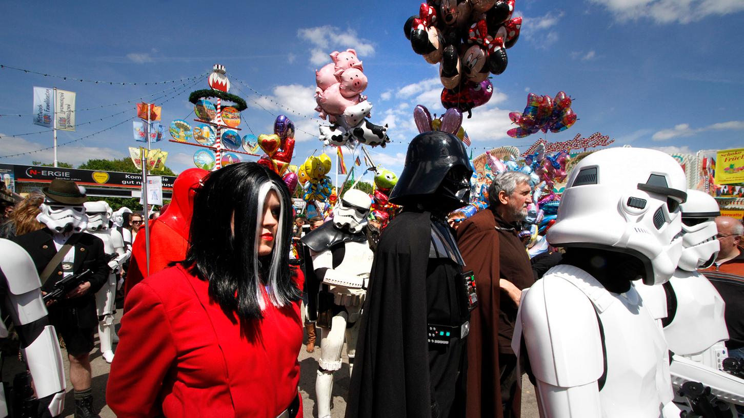 Von seinen Stormtrooper beschützt, marschiert Lord Vader in schönstem Sonnenschein über das Nürnberger Frühlingsfest.