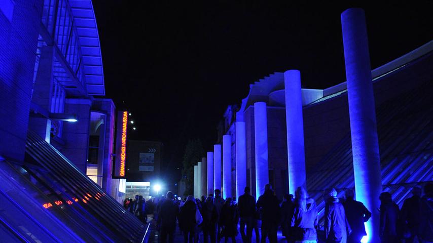 Mehr als 70 Kunst- und Kulturorte konnten die Fans der Blauen Nacht in Nürnberg bestaunen. Am 3. Mai streiften 130.000 Besucher durch die in blaues Licht getauchte Stadt. Mit warmer Kleidung trotzten sie den niedrigen Temperaturen und bewunderten Samba-Trommler, Live-Musik, Museen und Co. Eine besondere Atmosphäre boten die 4444 Luftballons, die um 22 Uhr in den Himmel stiegen.