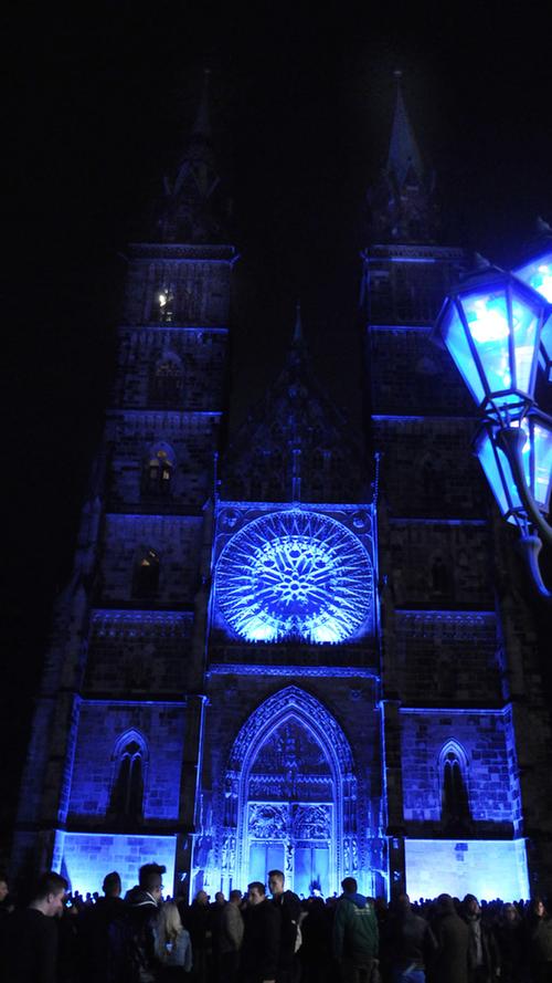 Die Lampen der Straßenlaternen waren ausgetauscht worden, um Nürnberg während der Blauen Nacht in kühles blaues Licht zu tauchen.