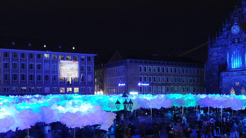 Auch der "Wald", den die Studierenden der TU München aus Plastik am Hauptmarkt errichtet hatten, erstrahlte in blauem Licht.