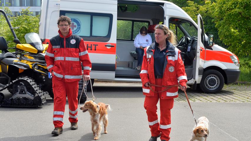 Am Samstag lud das BRK Erlangen-Höchstadt zum Tag der offenen Tür. Die Helfer in Rot präsentierten unter anderem ihre Rettungshundestaffel und simulierten einen Einsatz mit den Tieren.