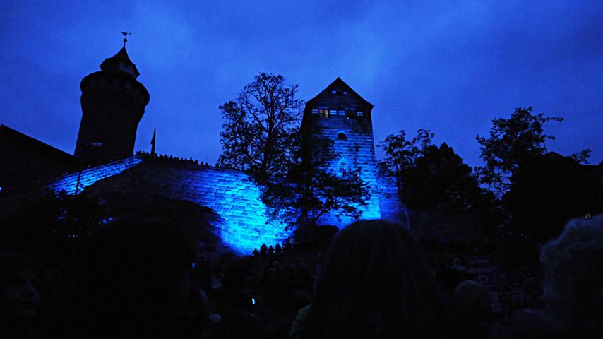 Die Burg erstrahlte nicht nur in Blauem Licht: Die Nürnberger Künstlerin Anna Bittersohl projizierte während der Blauen Nacht die Geschichte "Die Träume des Mr. Who" an die Burgmauern.