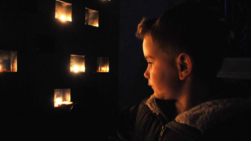 Der sechsjährige Giuliano zündete eine Kerze in der Frauenkirche an.