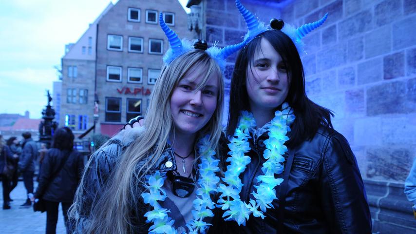 "Wir waren schon öfter hier", erzählten Tamara (22, links) und ihre Freundin Maren (19), die extra aus Stuttgart angereist sind. "Wir finden die Blaue Nacht total schön."