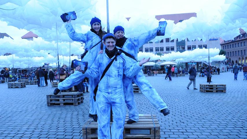 Moni (33), Sarah  (21) und Jacqueline (49, v.l.) vom Staatstheater Nürnberg verteilten das Programm für die Blaue Nacht. "Wegen der Kälte mussten wir uns warm anziehen, aber wir freuen uns auf den Abend", verrieten die drei.