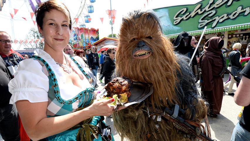 Auch der Wookiee gönnte sich lieber eine ordentliche Mahlzeit und legte seine Bewaffnung dafür kurz aus der Hand. Ober er tat dies wegen der bezaubernden Dame, man weiß es nicht.