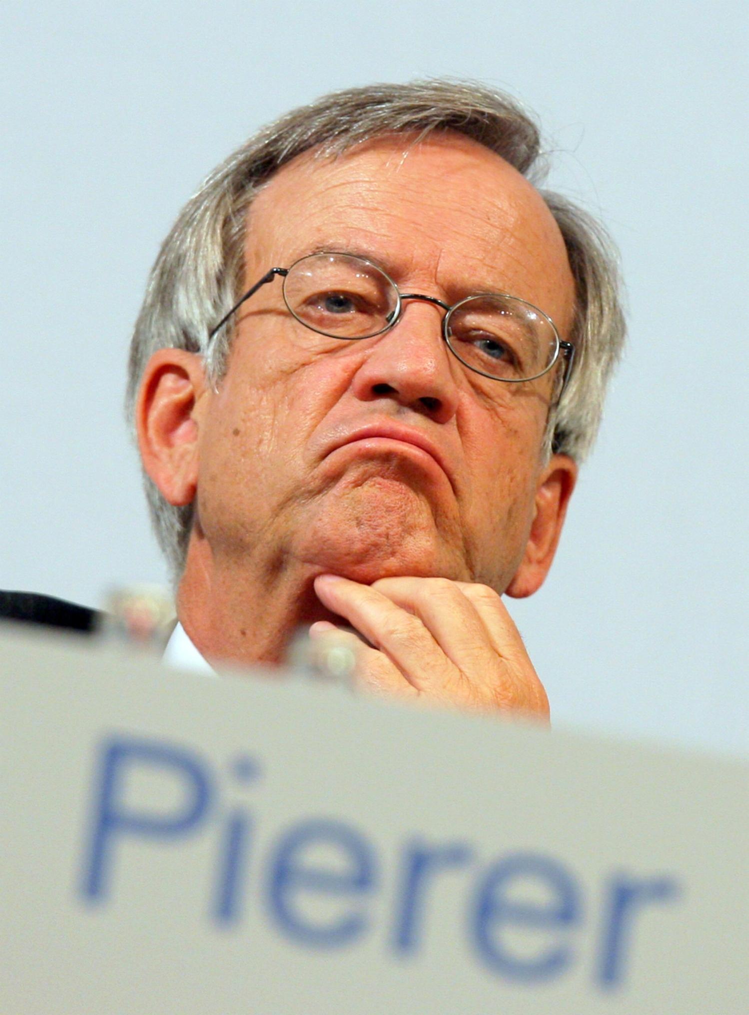 Sein Name macht etwas her: Heinrich Karl Friedrich Eduard Pierer von Esch wird am am 26. Januar 1941 als Sohn eines Offiziers in Erlangen geboren. Ein Hobbyhistoriker wirft der Familie später vor, den Adelstitel unrechtmäßig zu tragen - und kassiert eine Unterlassungserklärung.