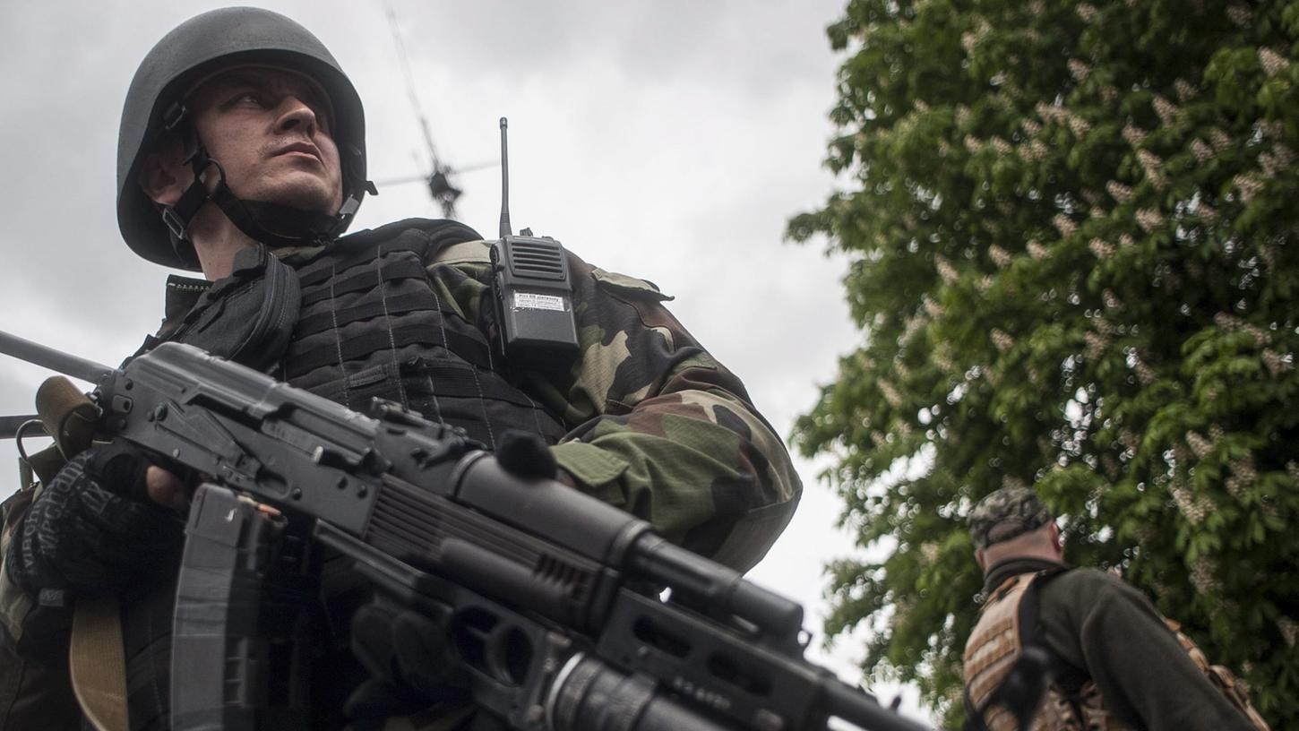 Die Ukraine versetzt ihre Truppen in der Krim-Region in höchste Kampfbereitschaft. Die Ukraine versetzt ihre Truppen in der Krim-Region in höchste Kampfbereitschaft.
