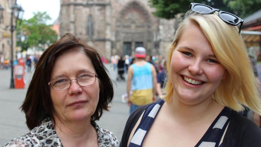 "Ich find's lächerlich, so auf Fürth herabzuschauen", findet Nicole Schramm (19) aus Nürnberg, die mit ihrer Mutter Anne-Marie Schramm (52) unterwegs ist. "Der Club verliert ja sowieso wieder gegen Fürth, wenn es zum Relegationsspiel kommt."