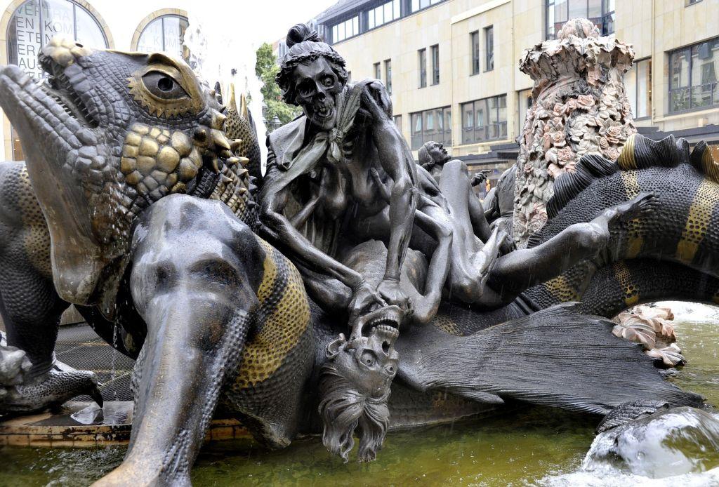 Dieses Kunstwerk in der Nürnberger Fußgängerzone kennt jeder: Das "Ehekarussell" ist ein Brunnen mit allerhand makabren Motiven und wurde von dem Bildhauer Jürgen Weber gestaltet.