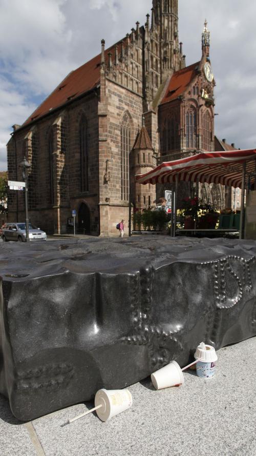 Auch ein Relikt des Symposium Urbanums: Karl Prantls Granitplastik "Kraterlandschaft" auf dem Hauptmarkt wurde lange gerne als Abstellfläche für Müll zweckentfremdet. Irgendwann bekam das Kunstwerk einen Betonsockel. Seitdem landet der Abfall dort.