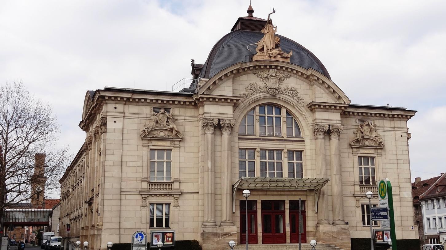 Das Fürther Stadttheater wird für die Dreharbeiten französisch: Die Fassade soll in den Bahnhof von Limoges verwandelt werden.