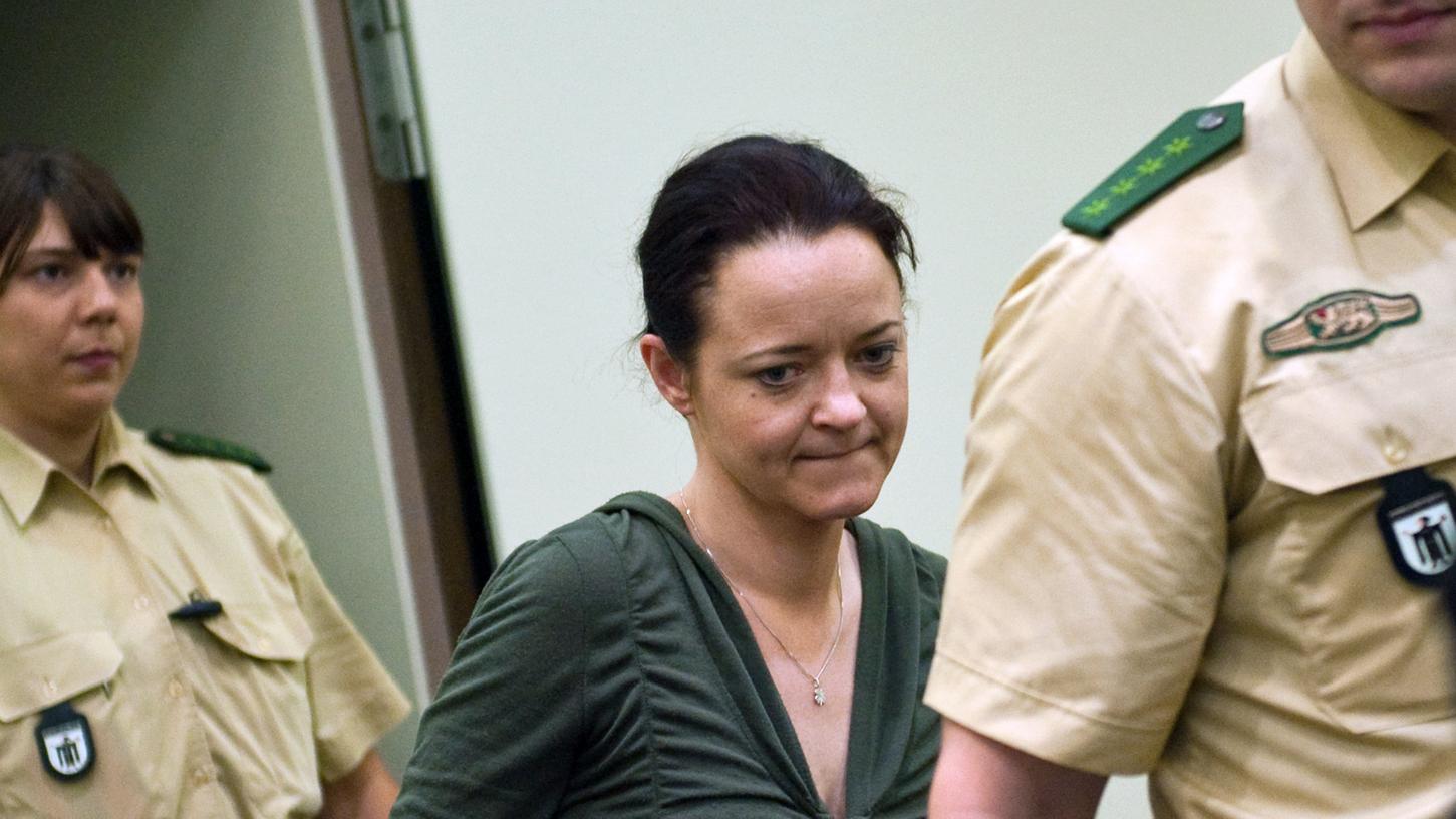 Die Beschlagnahmung dreier Briefe von Beate Zschäpe soll ihre Beteiligung an einem NSU-Dokument klären. Die Beschlagnahmung dreier Briefe von Beate Zschäpe soll ihre Beteiligung an einem NSU-Dokument klären.