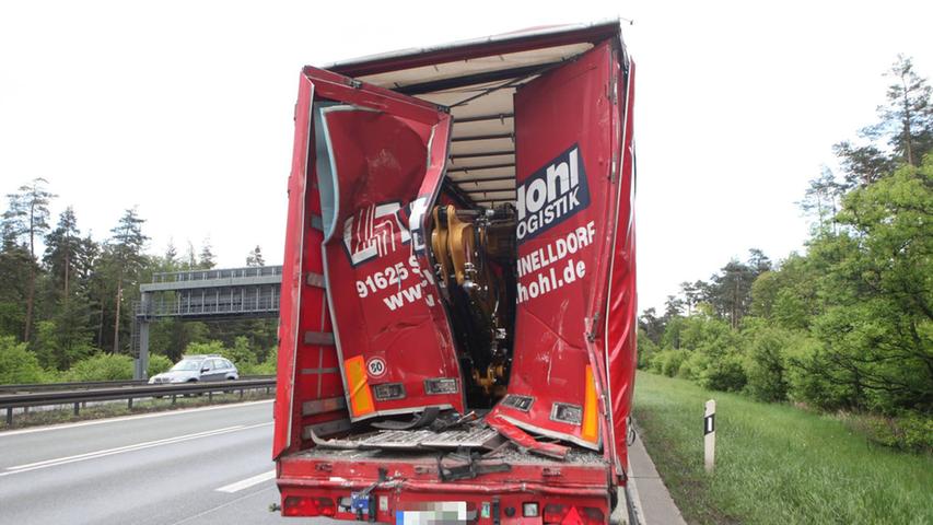 Vier Lastwagen krachen auf A6 bei Nürnberg zusammen