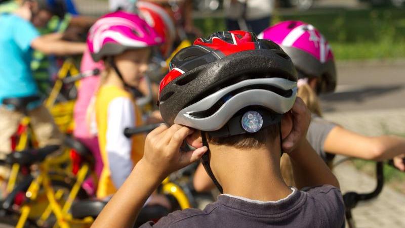 Helm schützte Radfahrer bei Unfall in Erlangen
