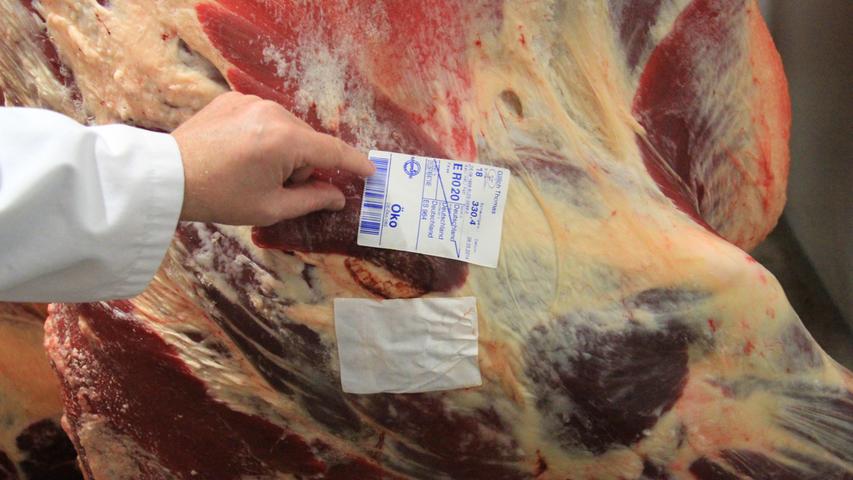 Wie der Aufkleber verrät, stammt dieses Rind aus Biohaltung. Zehn Prozent der Tiere, die in Fürth geschlachtet werden, sind "öko". In größeren Betrieben ist der Anteil meist geringer. Das schwerste Vieh, das der Schlachthof Fürth verarbeitet hat, war ein Zuchtbulle mit stolzen 1400 Kilogramm Lebendgewicht.