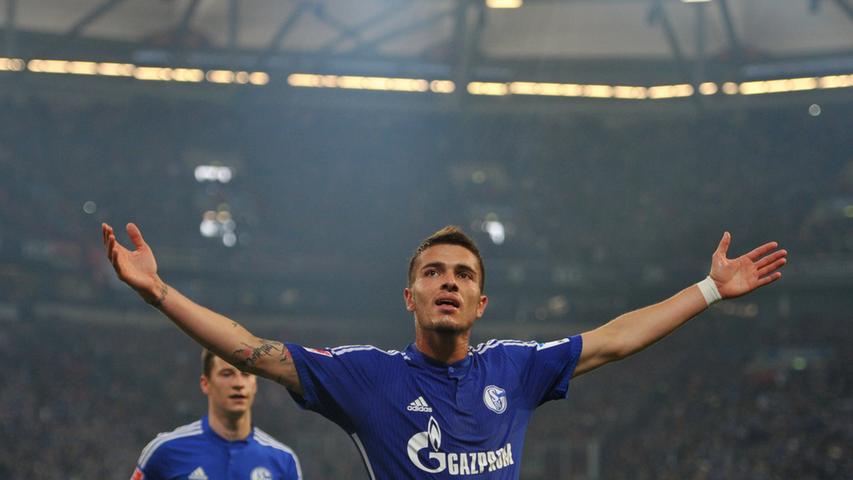 Der erste Durchgang endet, wie er begonnen hat: mit einem Tor für den FC Schalke 04. Kurz vor dem Pausentee fackelt Roman Neustädter nicht lange und erhöht auf 2:0.