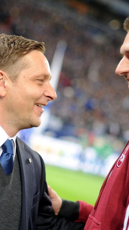 Doch sogleich ist Schalke-Manager Horst Heldt zur Stelle und heitert das traurige Nürnberger Alphatier mit seinem Humor wieder auf.
