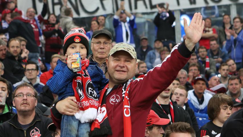 Auf der Tribüne mischen sich Cluberer unter Schalker - die Anhänger beider Vereine pflegen seit Jahren eine enge Fanfreundschaft.