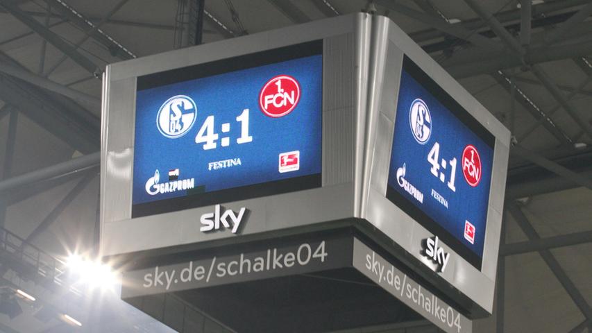 In der Nachspielzeit änderte sich der Spielstand auf dem Videowürfel in der Arena gleich zweimal: Drmic macht erst das 1:3 für den 1. FC Nürnberg (90.+1). Im direkten Gegenzug trifft Obasi zum 4:1 für den FC Schalke 04. Das war es dann aber endgültig!