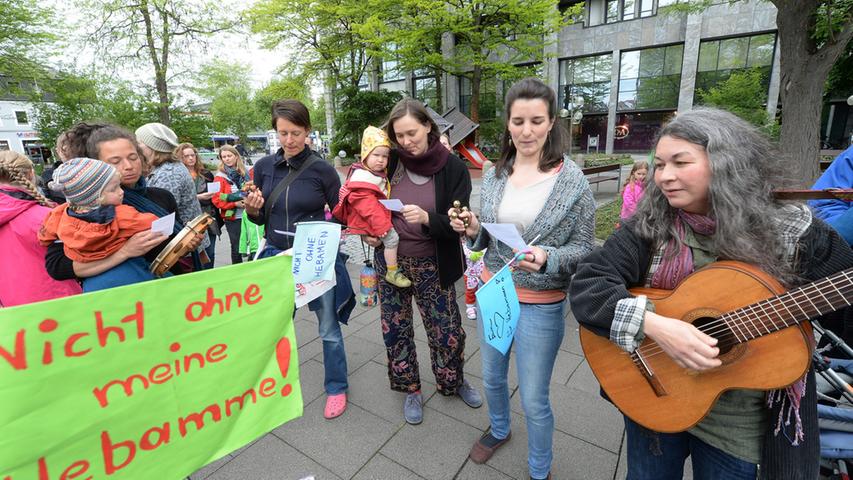 In Erlangen haben am Samstag rund 30 Familien gemeinsam mit angehenden und erfahrenen Geburtshelferinnen demonstriert, um auf deren prekäre Situation aufmerksam zu machen.
