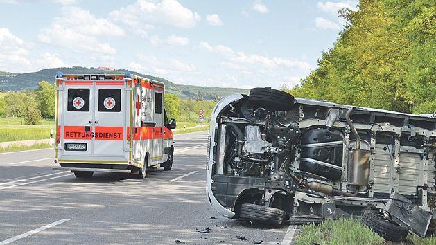 Mercedes bringt Wohnmobil auf der B2 bei Ellingen zum Kippen