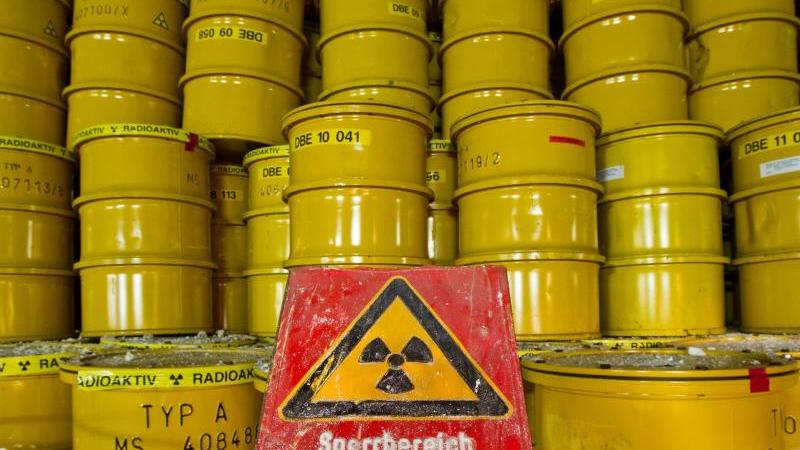 Es geht nicht nur um ein Fass, sondern gleich um einen ganzen radioaktiven Müllberg: Gesucht wird Platz für 27.000 Kubikmeter Atommüll, das aus deutschen Atomkraftwerken stammt und dauerhaft entsorgt werden soll.
Es geht nicht nur um ein Fass, sondern gleich um einen ganzen radioaktiven Müllberg: Gesucht wird Platz für 27.000 Kubikmeter Atommüll, das aus deutschen Atomkraftwerken stammt und dauerhaft entsorgt werden soll.