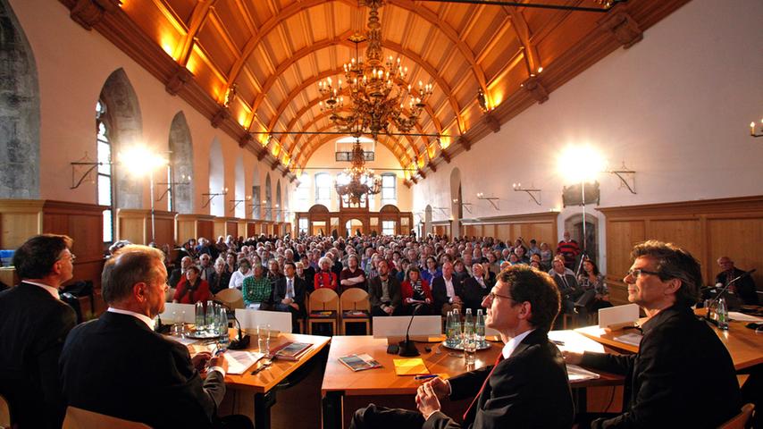 Vor voll besetzten Stuhlreihen diskutierten am Montagabend Befürworter und Gegner über die Ausmalung des Historischen Rathaussaals in Nürnberg.
