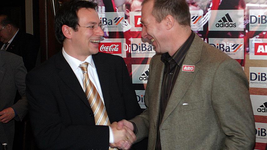 Willkommen im Club! Im November 2003 fängt Martin Bader (links) seinen Manager-Dienst beim 1. FC Nürnberg an. Wolfgang Wolf ist zu diesem Zeitpunkt bereits seit über einem halben Jahr Cheftrainer. Was beide zu diesem Zeitpunkt (wohl) noch nicht wissen: Sie werden nicht lange Kollegen bleiben.