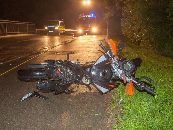 18-Jähriger schlittert mit Motorrad in Gegenverkehr und stirbt
