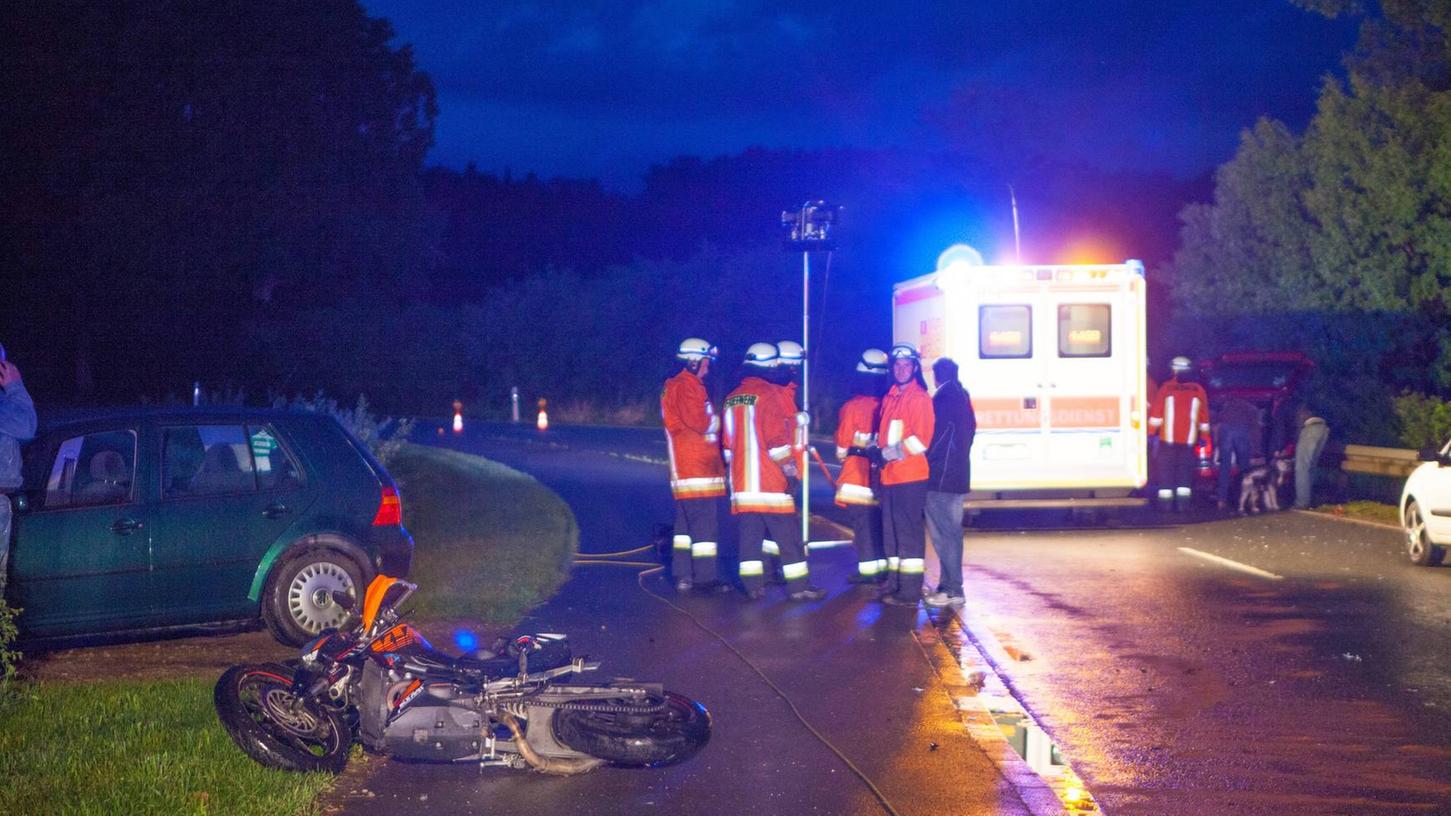 Ein 18-Jähriger kam mit seinem Motorradfahrer auf regennasser Fahrbahn ins Schleudern, geriet in den Gegenverkehr und starb bei der Kollision mit einem Citroen.