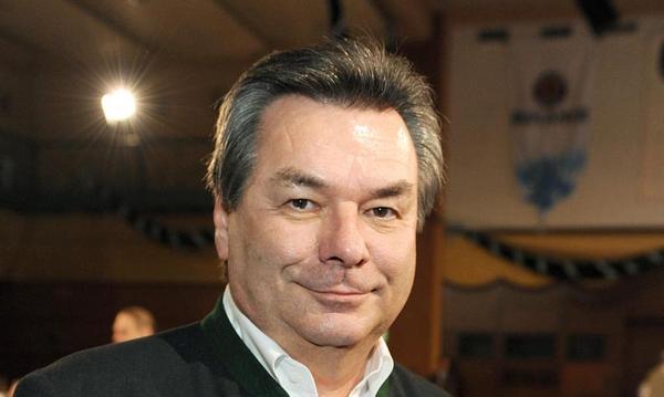 Der gebürtige Nürnberger Waldemar Hartmann ist für seine spitze Zunge als Sportreporter und Fernsehjournalist bekannt. Besonders kultig ist sein jovialer Stil und seine direkte Art, Interviewpartner sofort zu duzen. Bevor Hartmann diese berufliche Laufbahn einschlug, versuchte er sich in Augsburg als DJ.