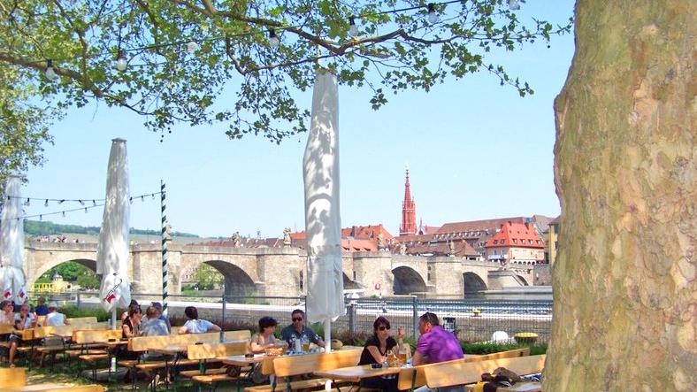 Goldene Gans – Fränkischer Biergarten an der alten Mainbrücke Würzburg