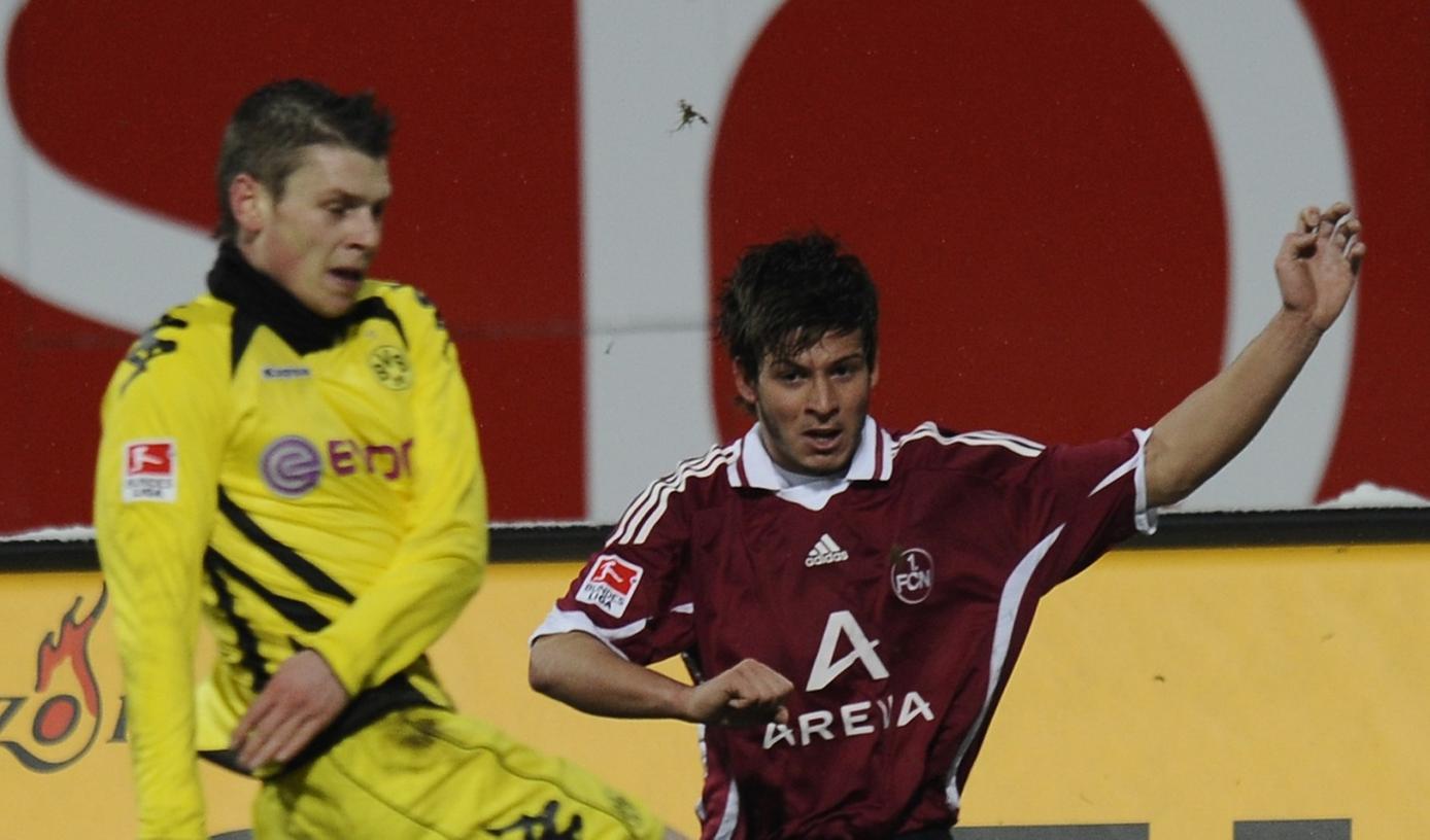Ein Debüt, das Hoffnung macht: Der 18-jährige Marvin Plattenhardt (rechts, im Duell mit Lukasz Pisczek) zog sich gegen Dortmund sehr ordentlich aus der Affäre.
Ein Debüt, das Hoffnung macht: Der 18-jährige Marvin Plattenhardt (rechts, im Duell mit Lukasz Pisczek) zog sich gegen Dortmund sehr ordentlich aus der Affäre.
