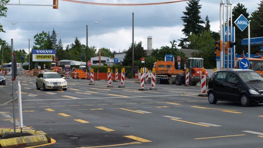 Noch hält sie in Thon, die Straßenbahnlinie 4. Doch gleich an der ersten Kreuzung Kilianstraße/Erlanger Straße haben schon im Herbst 2013 die Bauarbeiten begonnen, die von allen Verkehrsteilnehmern viel Geduld verlangen. Denn...