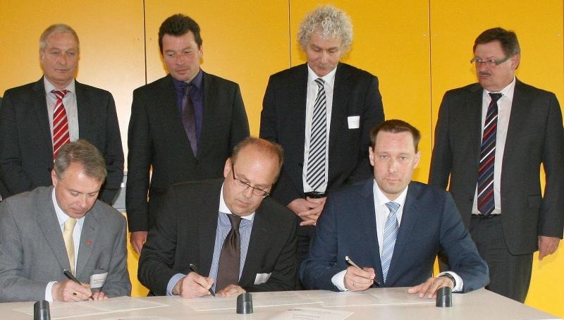 Landrat Armin Kroder (vorne rechts) bei der Unterzeichnung der Kooperationsvereinbarung (hinten rechts Staatssekretär Gerhard Eck).