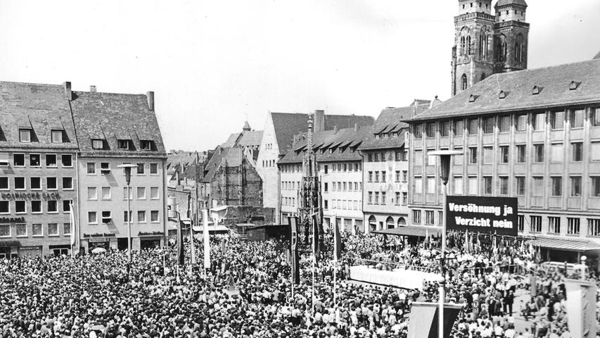 Vor Zehntausenden seiner Landsleute forderte Seebohm die Rückgabe der geraubten Heimatgebiete an das sudetendeutsche Volk als Grundlage für eine echte Völkerversöhnung. Hier geht es zum Artikel: 
 19. Mai 1964: "Wir verzichten nie auf die alte Heimat!"