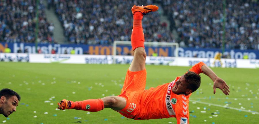 Sieht aus wie Breakdance, ist aber Fußball: Daniel Brosinski liegt in der Luft, Hamburgs Badelj guckt interessiert zu.