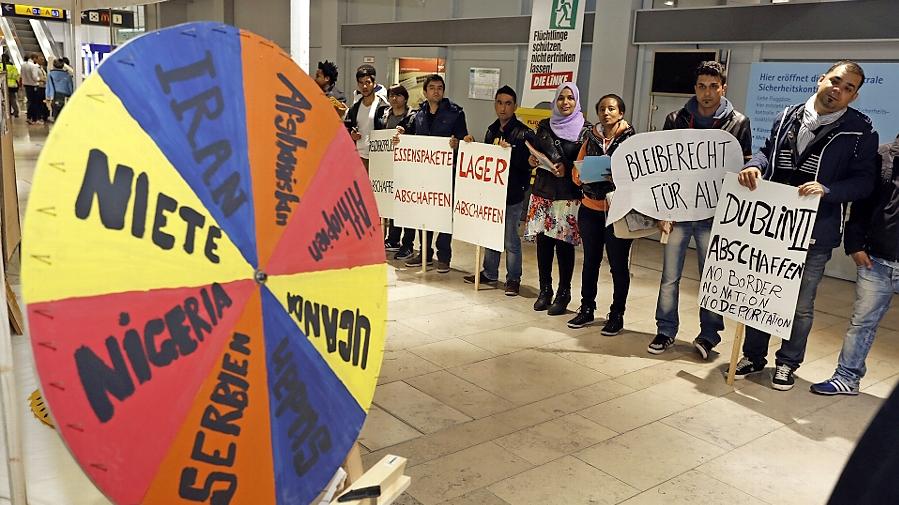 Mit einer Protestaktion hat die Regionalgruppe der Blockupy-Bewegung am Nürnberger Flughafen gegen die europäische Einreise- und Abschiebepraxis protestiert. Das Drehrad zeigt Herkunftsländer von Flüchtlingen. Mit einer Protestaktion hat die Regionalgruppe der Blockupy-Bewegung am Nürnberger Flughafen gegen die europäische Einreise- und Abschiebepraxis protestiert. Das Drehrad zeigt Herkunftsländer von Flüchtlingen.
