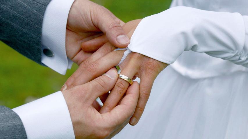 In den vergangenen fünf Jahren hat sich die Zahl wenig verändert: Knapp 600 Paare haben 2016 in Fürth geheiratet.
