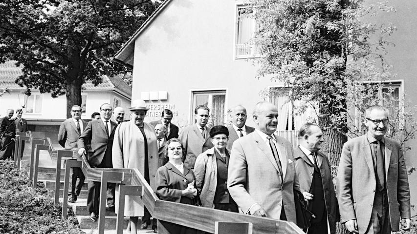 Der Wohlfahrtsausschuß spaziert mit Bürgermeister Haas (links vorne) am neuen Altbau vorbei.  Hier geht es zum Artikel: 22. Mai 1964: Ein Platz an der Sonne für Alte