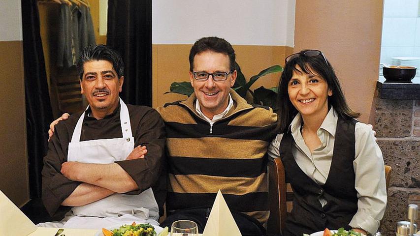 Seit etwa zehn Jahren ist Peter Schweiger (49, Mitte) regelmäßig Gast in der Cucina Italiana in der Nürnberger Königstraße. "Die Atmosphäre hier ist super, Pina und Carlo sind immer so freundlich", erzählt der Stammgast. Er habe damals ein gutes Restaurant gesucht, in dem er seine Mittagspause verbringen kann, und komme seitdem fast jeden Tag in das italienische Restaurant. Pina Fragliasso (50) und ihr Lebensgefährte Giancarlo "Carlo" Pisanu (53, links) haben dem Nürnberger sogar einen italienischen Spitznamen verpasst. "Wir nennen ihn immer nur Piedro - das ist die italienische Form von Peter", lacht Pina. Ein Lieblingsgericht hat Peter nach all den Jahren nicht: "Ich lasse mich immer überraschen", schmunzelt er. "Peter weigert sich, ein Gericht von der Karte zu bestellen", fügt Carlo hinzu, "er lässt mich immer das zaubern, wonach mir gerade ist." Seit etwa zehn Jahren ist Peter Schweiger (49, Mitte) regelmäßig Gast in der Cucina Italiana in der Nürnberger Königstraße. "Die Atmosphäre hier ist super, Pina und Carlo sind immer so freundlich", erzählt der Stammgast. Er habe damals ein gutes Restaurant gesucht, in dem er seine Mittagspause verbringen kann, und komme seitdem fast jeden Tag in das italienische Restaurant. Pina Fragliasso (50) und ihr Lebensgefährte Giancarlo "Carlo" Pisanu (53, links) haben dem Nürnberger sogar einen italienischen Spitznamen verpasst. "Wir nennen ihn immer nur Piedro - das ist die italienische Form von Peter", lacht Pina. Ein Lieblingsgericht hat Peter nach all den Jahren nicht: "Ich lasse mich immer überraschen", schmunzelt er. "Peter weigert sich, ein Gericht von der Karte zu bestellen", fügt Carlo hinzu, "er lässt mich immer das zaubern, wonach mir gerade ist."