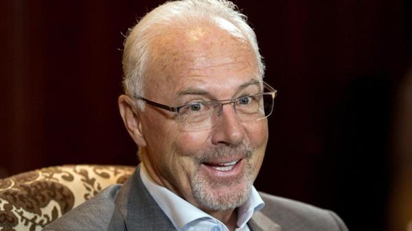 Im Frühjahr 2014 schockierte der Kaiser die Nation mit Gesichtsbehaarung a la Stromberg. Die Stoppeln waren das Überbleibsel eines Afrika-Trips. In der Wildnis und im Kampf Mensch gegen Natur, so lassen sich Beckenbauers Worte deuten, haben Oberflächlichkeiten Sendepause. Dennoch: Der #franzbart wurde über Wochen hinweg heiß diskutiert. Am Ende musste der Fussballgott persönlich (auch bekannt als Pelé) eingreifen: Mit den Worten "Mein Bruder, du siehst aus wie ein Politiker" überredete er seinen Buddy zur Nassrasur.