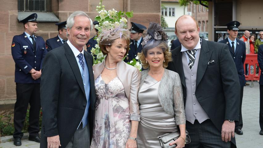 Die Bräutigam-Eltern Graf Andreas von Faber-Castell und Ehefrau Virginia sowie Brautmutter Jill Porse und der Schwager von Kate freuten sich am Samstag für die frisch Vermählten.