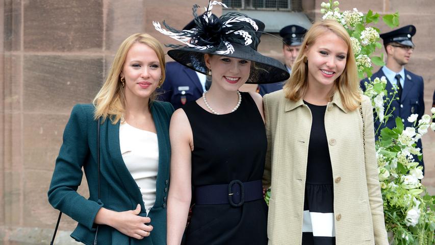 Unter den zahlreichen Gästen befanden sich auch die Töchter von Graf Wolfgang von Faber-Castell: Die Zwillinge Sarah und Viktoria. In der Mitte mit schwarzem Hut: Katherina. Außerdem...