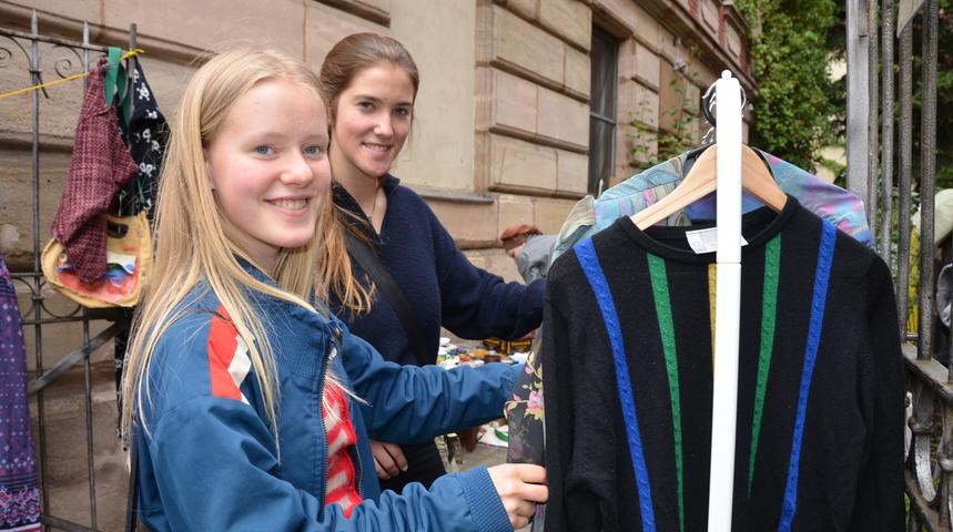 Lucie (15, im Vordergrund) stammt aus Berlin und besucht an diesem Wochenende ihre Freundin Jonna in Nürnberg. "Ich finde es total cool, dass man hier in die Höfe hinein schauen kann - Hinterhofflohmärkte wie diesen gibt es in Berlin gar nicht", sagt sie.